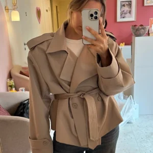 Solid Color Lace Up Windbreaker Women Fashion Long Sleeve Wide Shoulder Short Loose Jacket New Autumn Commuting Street Outerwear